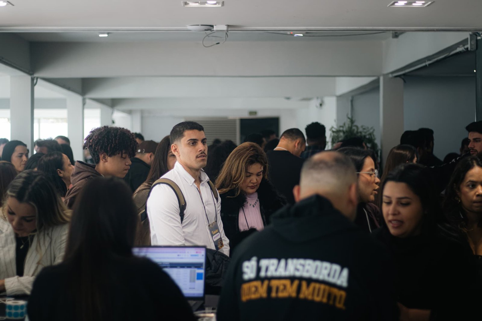 Vista ampla de público reunido na plenária do Coliseu